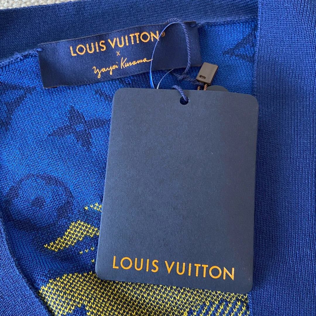 🅿️630 🀄️ Louis Vuitton Louis Vuitton exclusive edition new arrival🔥All network ceiling LV x YK MONOGRAM face pattern knitted cardigan This cardigan is from the Louis Vuitton The brand logo is embellished on the left chest. Cotton knitting brings a comfortable texture. The same style for men and women. You can buy one-to-one items on the official website.